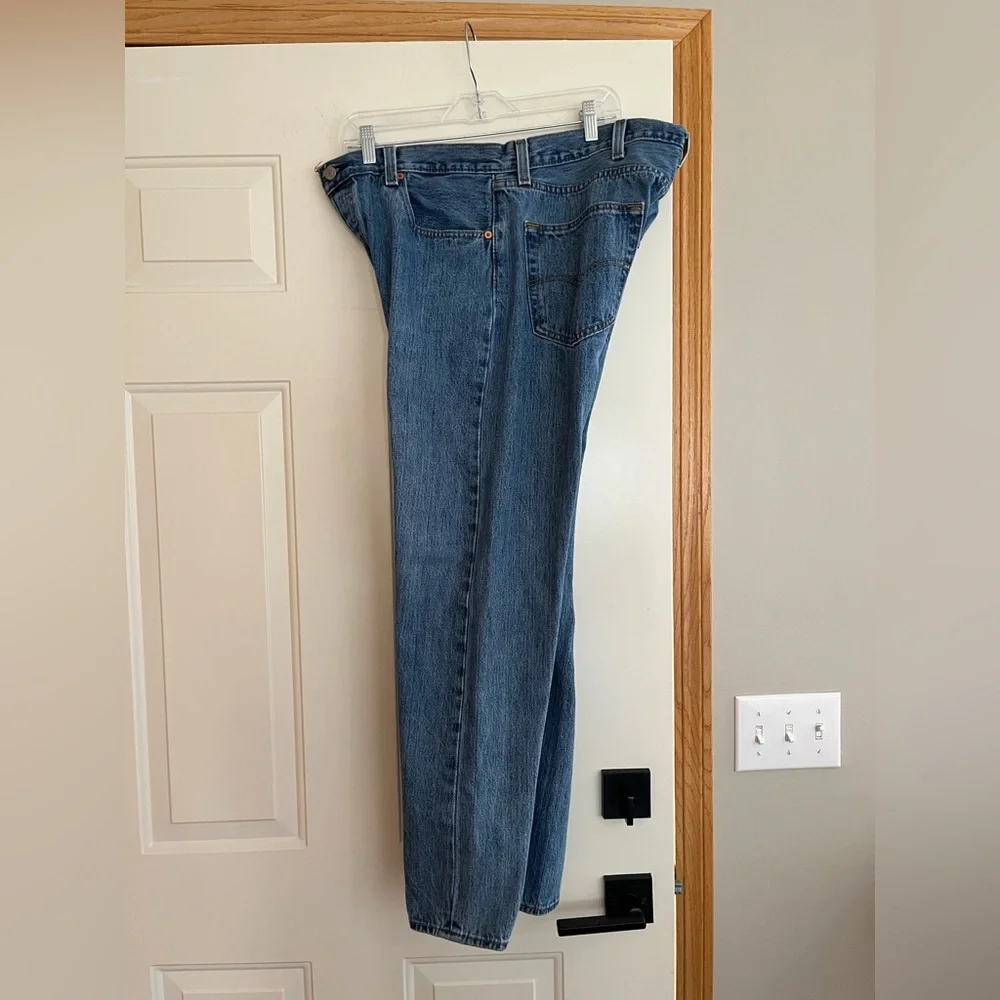 Men’s Levi’s 501 button fly medium dark wash denim jeans. Size 38x30.